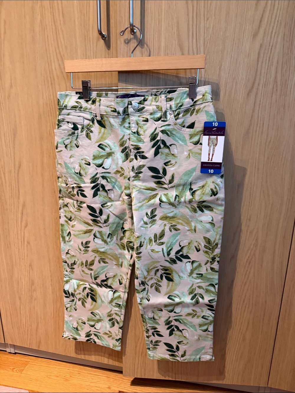 Gloria Vanderbilt 98% Cotton White Amanda Capri Jeans with Green Leaf Print